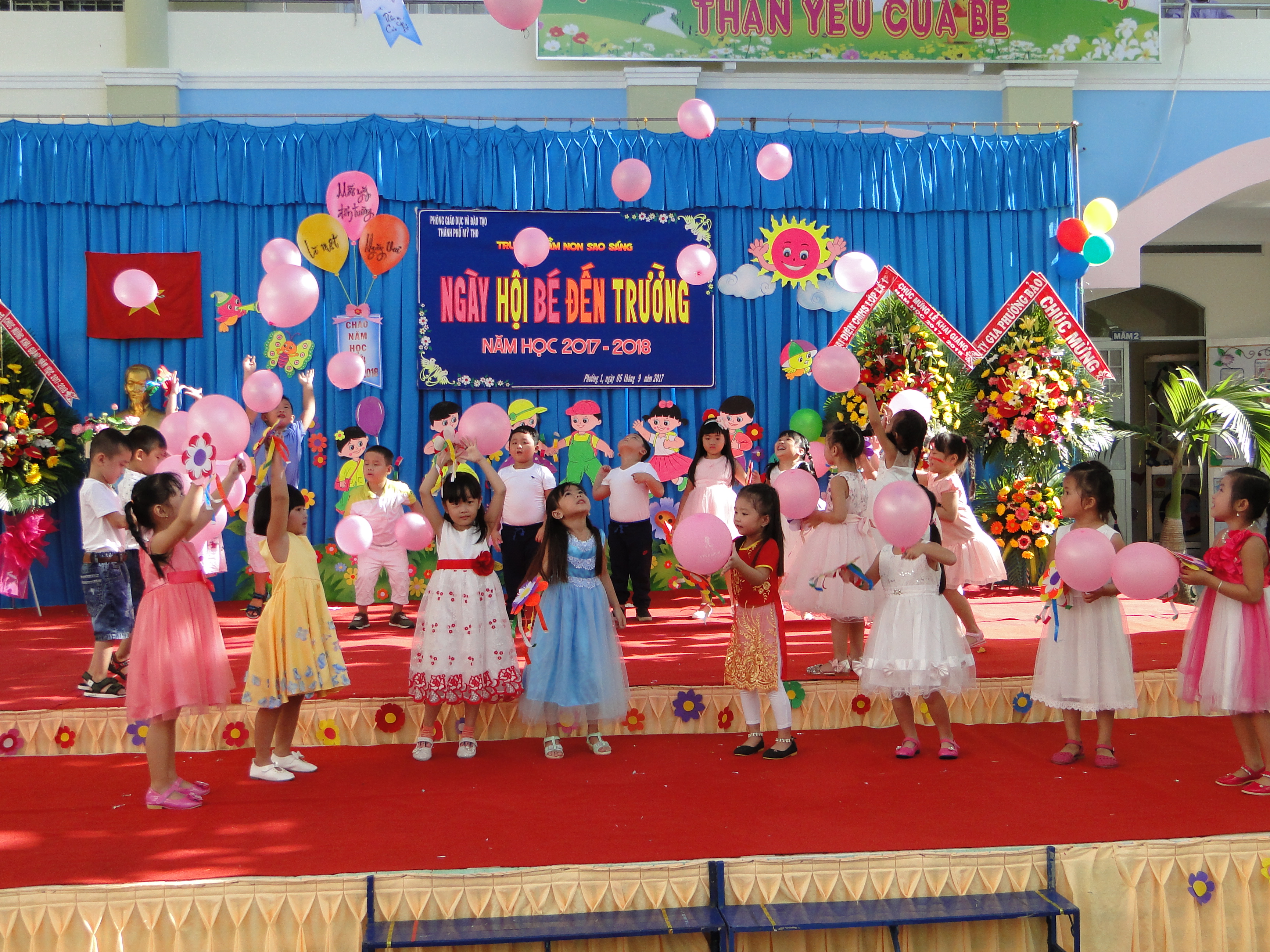 TRƯỜNG MẦM NON SAO SÁNG TƯNG BỪNG ĐÓN CHÀO NĂM HỌC MỚI